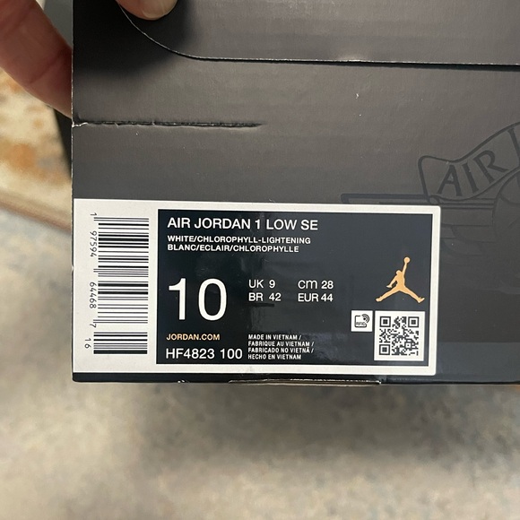 BIN Men’s Size 10 (Euro Sz 44) Air Jordan 1 Low SE Sneakers In White/Chlorophyll - Picture 8 of 16